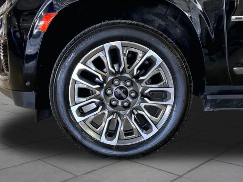 Used 2023 GMC Yukon XL Denali Ultimate AWD/4WD image 10