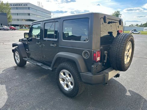 Used 2013 Jeep Wrangler Unlimited Sahara w/ Dual Top Group AWD/4WD image 3