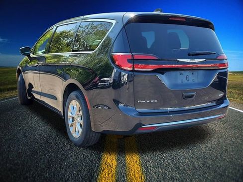 Used 2023 Chrysler Pacifica Touring-L AWD/4WD image 2