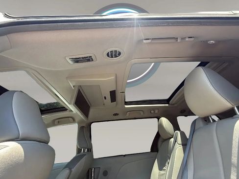 Used 2014 Toyota Sienna Limited w/ Limited Premium Package AWD/4WD image 4