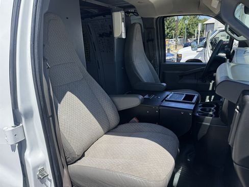 Used 2017 Chevrolet Express 2500 RWD image 11
