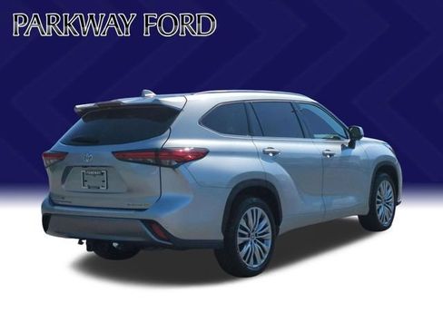 Used 2023 Toyota Highlander Platinum FWD image 5