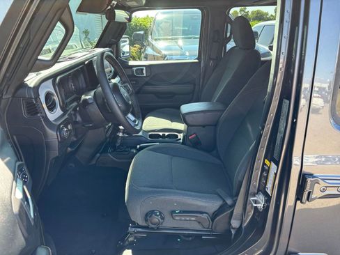 Used 2025 Jeep Wrangler Unlimited Sahara AWD/4WD image 27