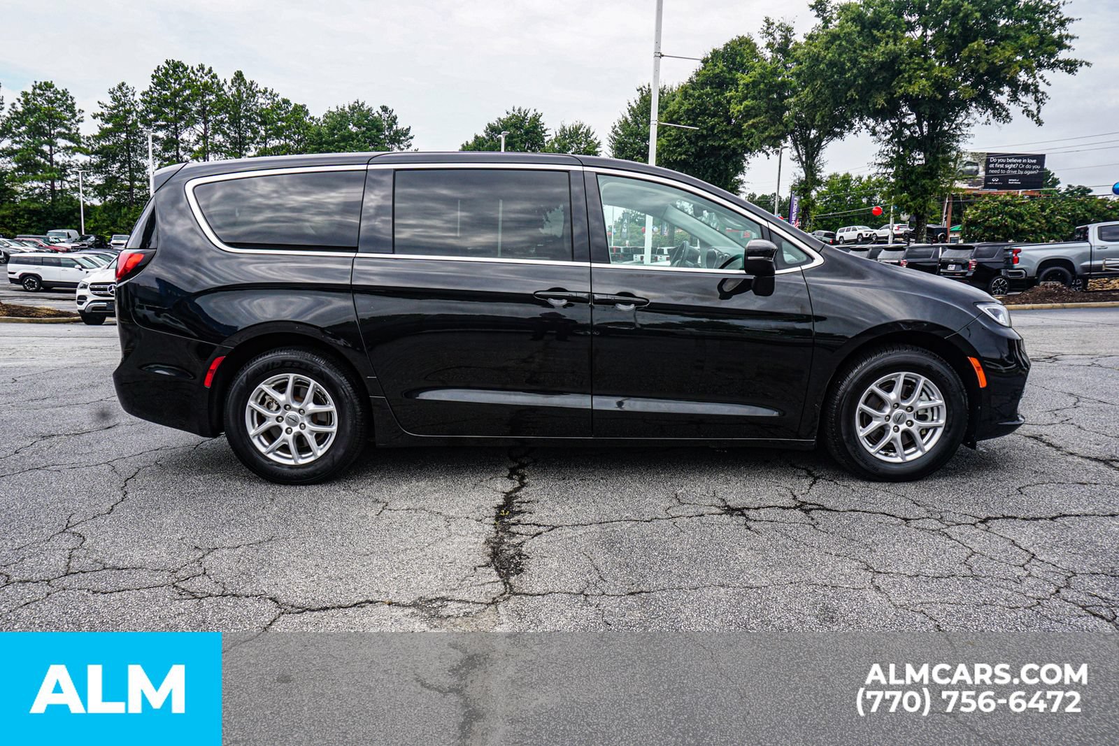 Used 2023 Chrysler Pacifica Touring-L FWD image 10