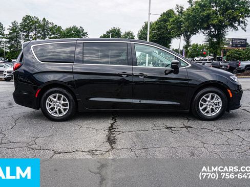 Used 2023 Chrysler Pacifica Touring-L FWD image 10