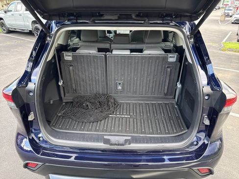 Used 2024 Toyota Highlander XLE AWD/4WD image 23