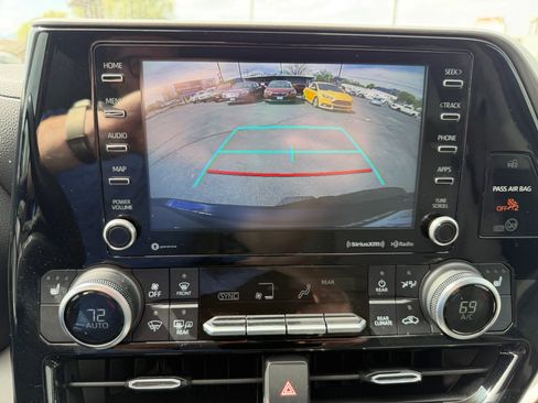 Used 2021 Toyota Highlander XLE AWD/4WD image 29