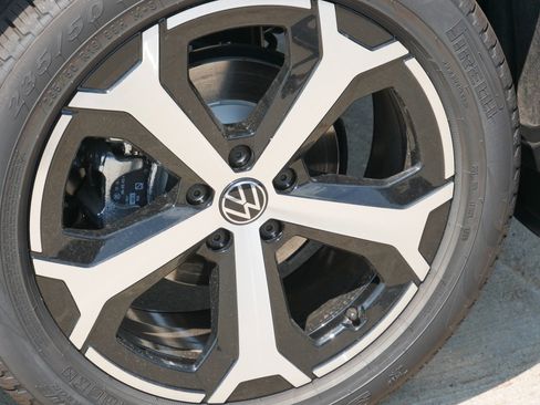 New 2025 Volkswagen Tiguan SE image 3