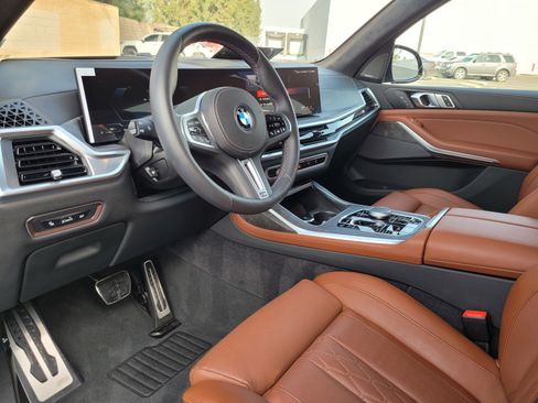 Used 2025 BMW X7 M60i w/ Climate Comfort Package image 9