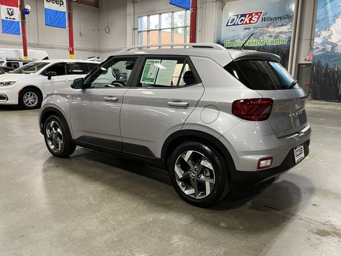 Used 2025 Hyundai Venue SEL FWD image 3