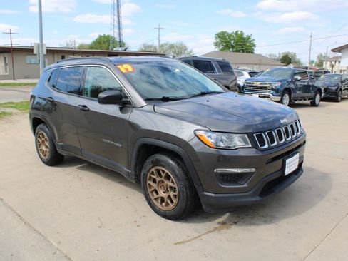 Used 2019 Jeep Compass Sport FWD image 2