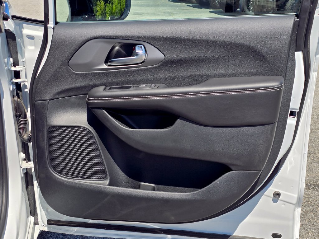 New 2027 Chrysler Pacifica Select FWD image 36