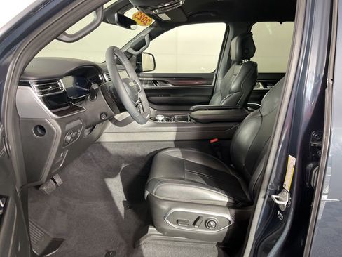 Used 2023 Jeep Wagoneer 4WD w/ Convenience Group I image 22