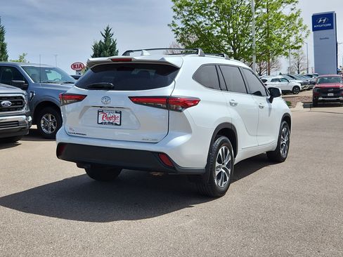 Used 2022 Toyota Highlander XLE image 3