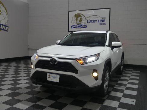 Used 2019 Toyota RAV4 XLE Premium image 4