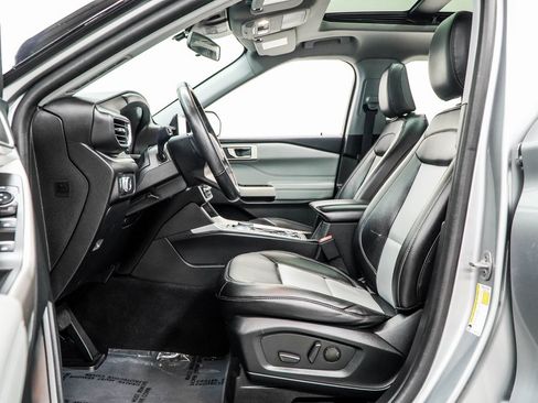 Used 2022 Ford Explorer XLT w/ Equipment Group 202A image 37