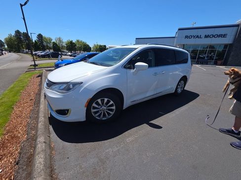 Used 2018 Chrysler Pacifica Touring-L FWD image 4