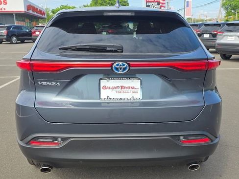 Used 2023 Toyota Venza LE AWD/4WD image 4