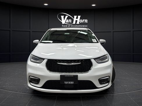 Used 2023 Chrysler Pacifica Touring-L FWD image 2