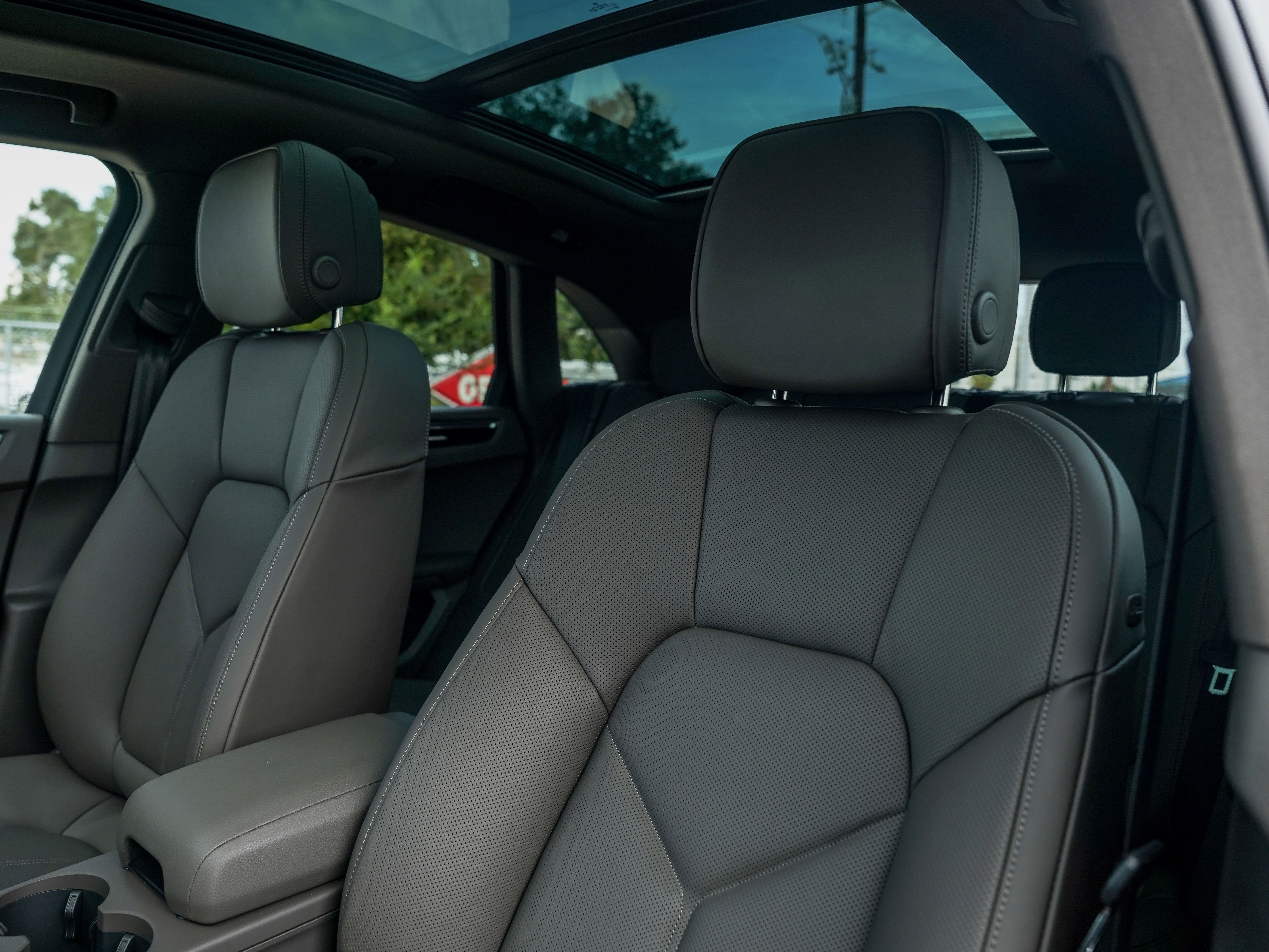 Certified 2026 Porsche Macan AWD/4WD image 5