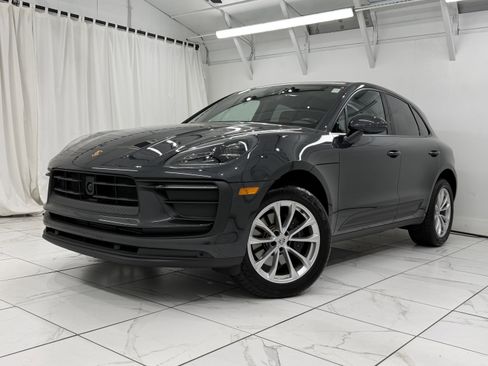 Certified 2025 Porsche Macan image 7