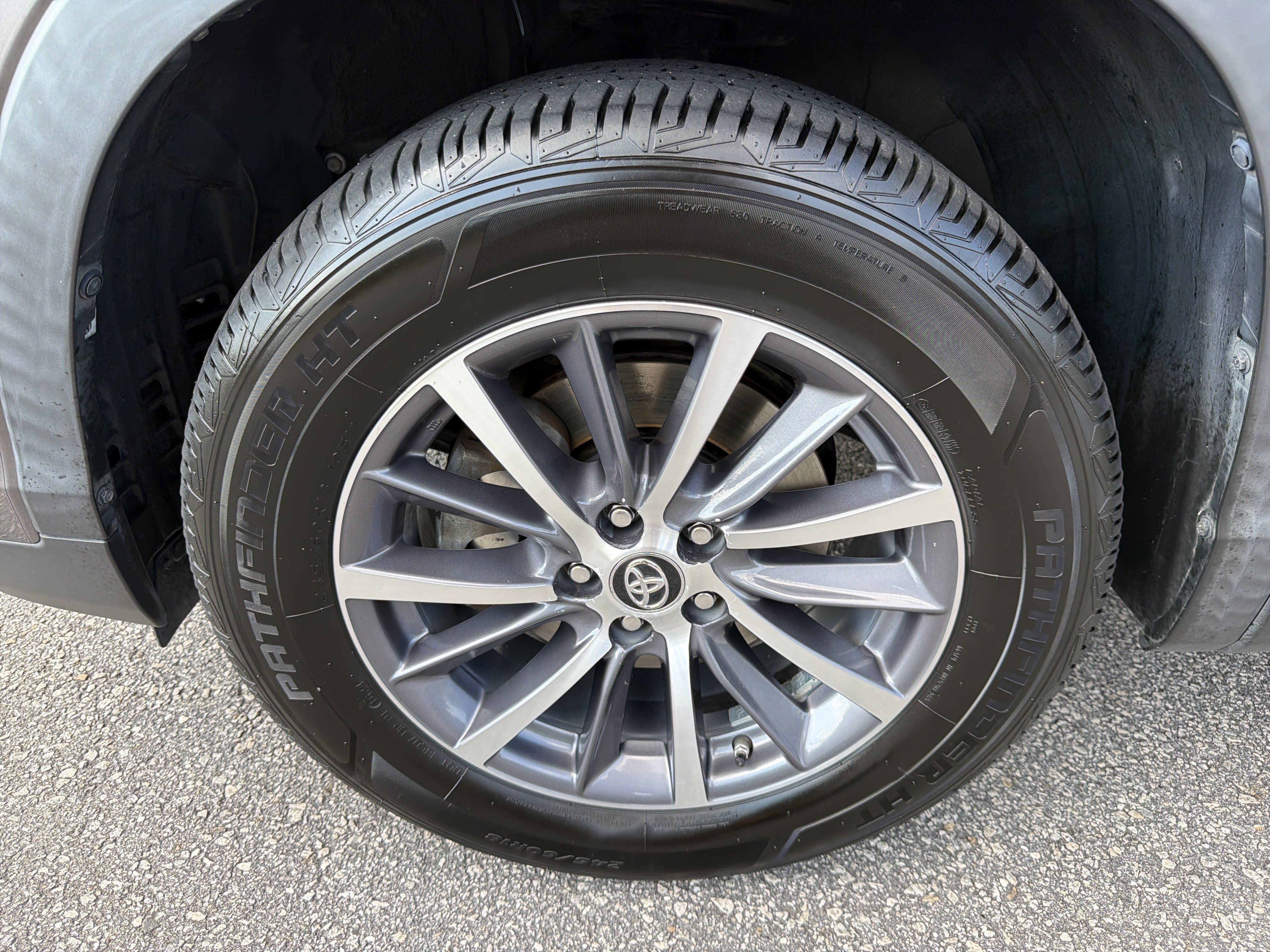 Used 2019 Toyota Highlander XLE FWD image 19