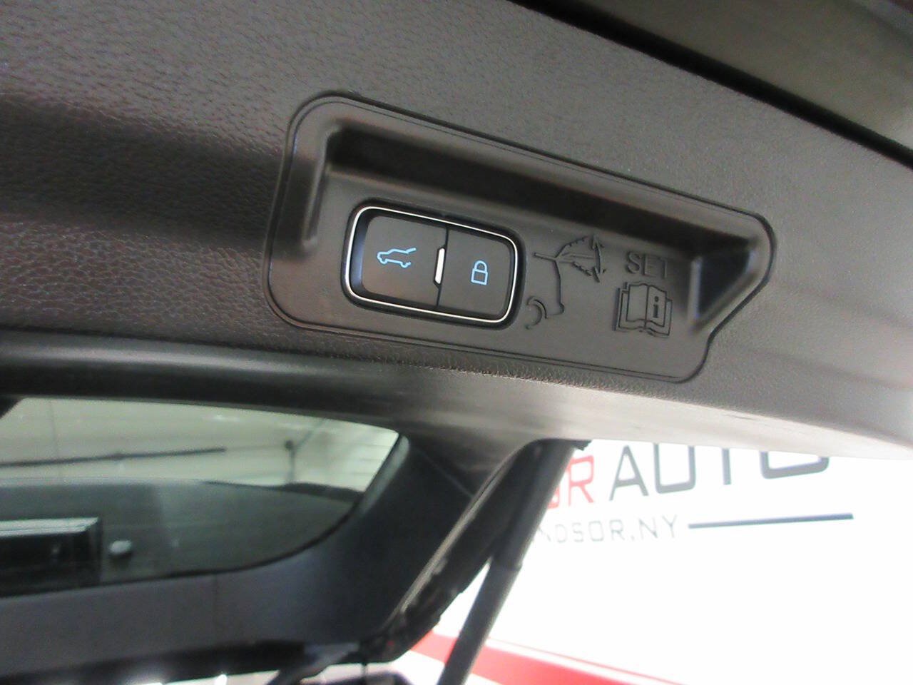 Used 2021 Ford Explorer Limited w/ Equipment Group 301A AWD/4WD image 29