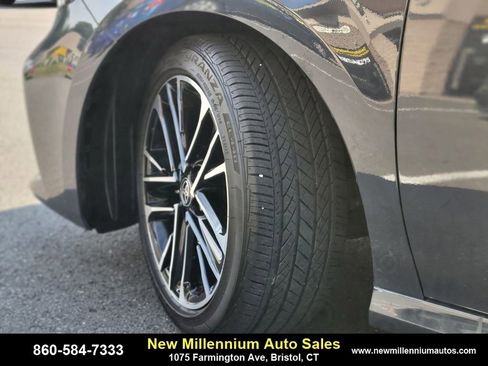 Used 2025 Toyota Camry XLE image 32