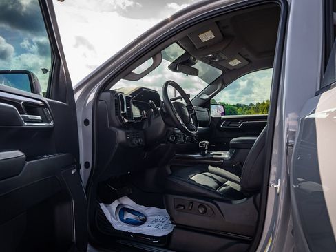 Used 2024 Chevrolet Silverado 1500 LT Trail Boss w/ Convenience Package II AWD/4WD image 19