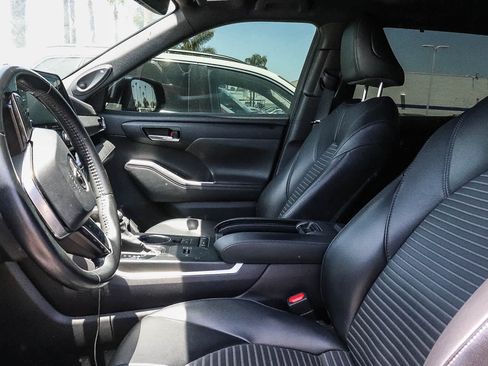 Used 2021 Toyota Highlander XSE FWD image 23