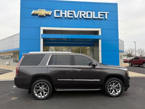 Used 2018 Cadillac Escalade Luxury image 1