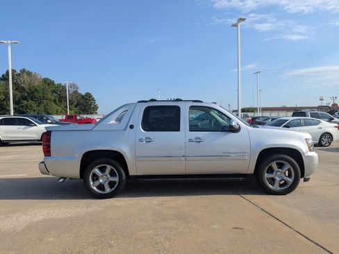 Used 2013 Chevrolet Avalanche LTZ RWD image 4