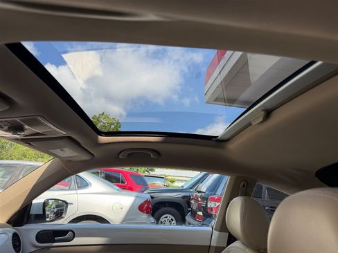 Used 2013 Volkswagen Beetle TDI FWD image 7