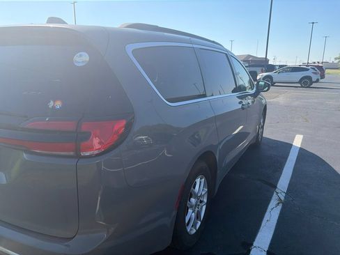 Used 2022 Chrysler Pacifica Touring-L FWD image 5