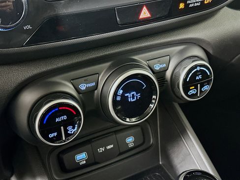 Used 2025 Hyundai Venue SEL image 23