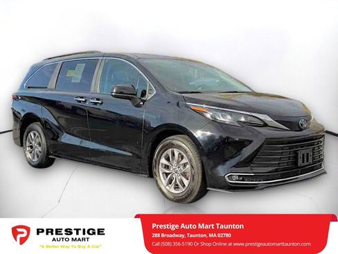 Used 2024 Toyota Sienna XLE image 1