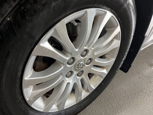 Used 2013 Toyota Sienna XLE w/ Entertainment Pkg FWD image 11