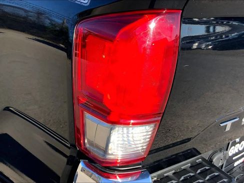 Used 2017 Toyota Tacoma TRD Off-Road w/ Tow Package (A/T) image 27