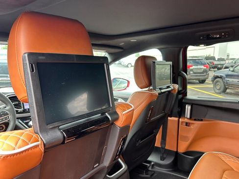 Used 2024 Chrysler Pacifica Pinnacle FWD image 8