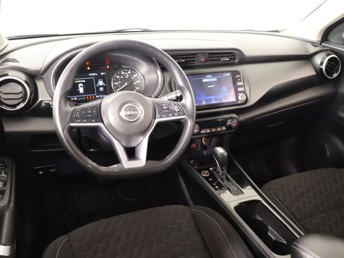 Used 2022 Nissan Kicks SV image 2