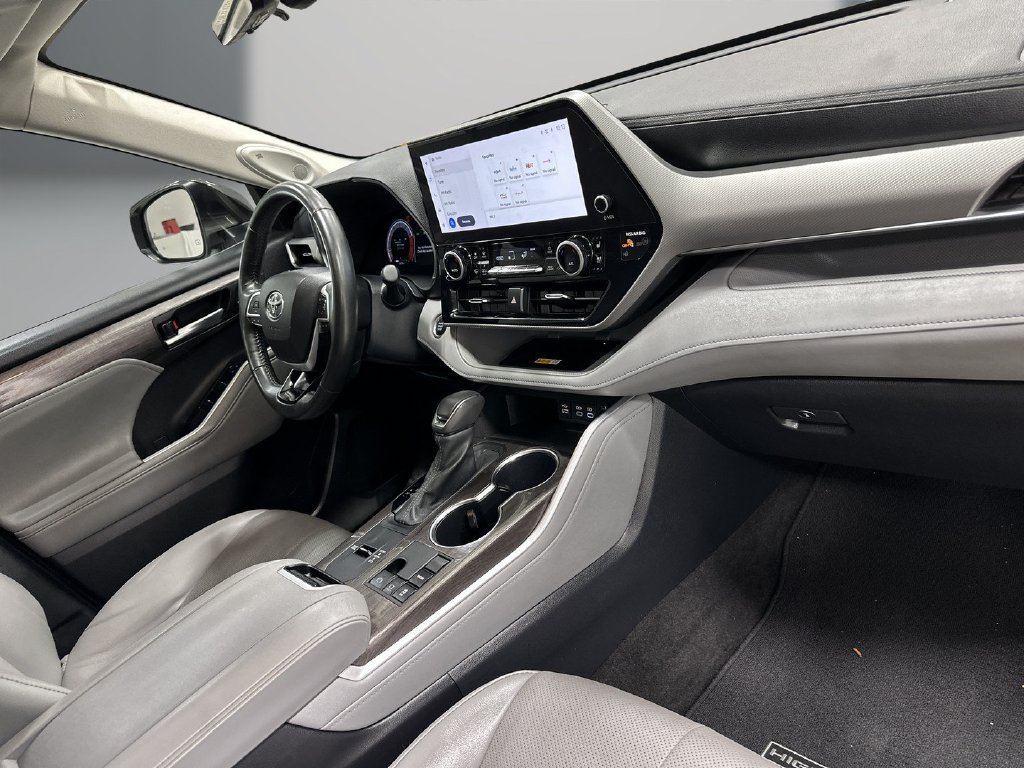 Used 2024 Toyota Highlander Platinum FWD image 16