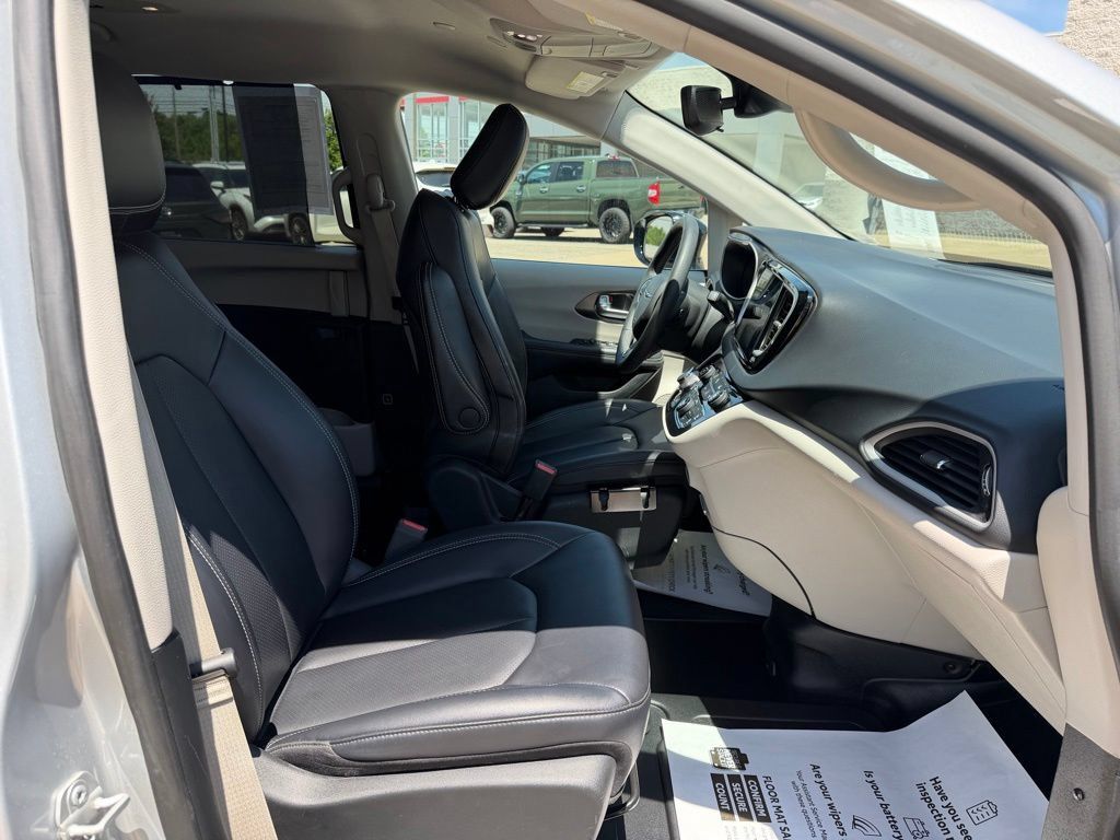 Used 2024 Chrysler Pacifica Touring-L FWD image 31