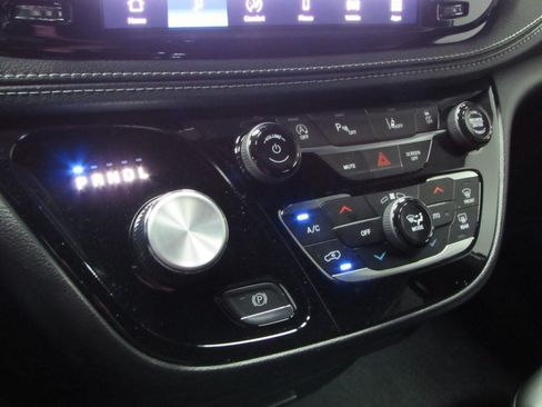 New 2027 Chrysler Pacifica Select FWD image 31