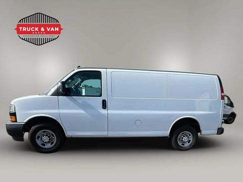 Used 2018 Chevrolet Express 3500 w/ Driver Convenience Package RWD image 3