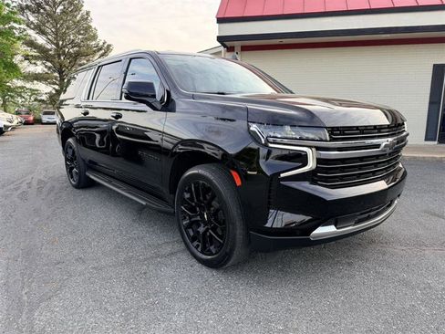 Used 2022 Chevrolet Suburban LT w/ LT Signature Package AWD/4WD image 3