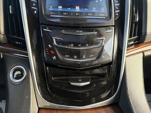 Used 2018 Cadillac Escalade ESV Luxury image 27