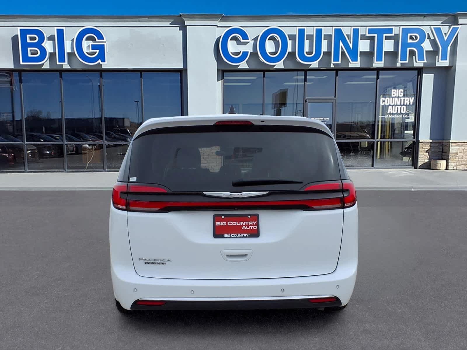 Used 2024 Chrysler Pacifica Touring-L FWD image 4