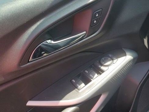 Used 2025 Chevrolet Trax LS w/ LS Convenience Package FWD image 8