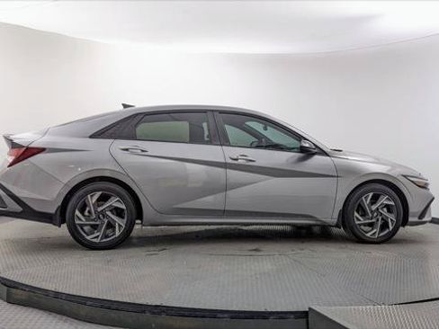 Used 2025 Hyundai Elantra Sport FWD image 9