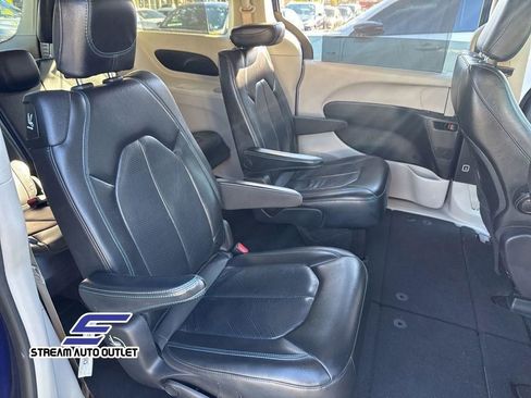 Used 2021 Chrysler Pacifica Touring-L image 33